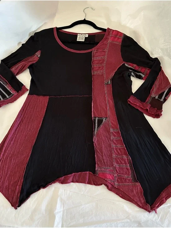 Parsley & Sage Tunic Top Size Medium Black and Burgundy Asymmetrical Hem - Picture 5 of 7